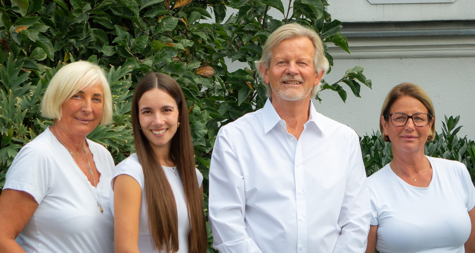 Dr. med. Christian von Maffei mit seinem Praxisteam